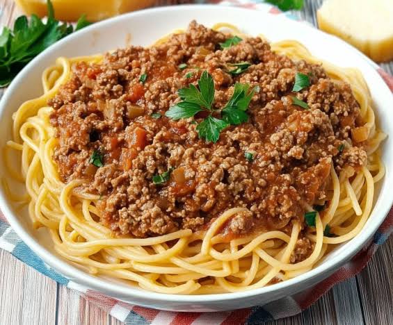 Macarr�o a Bolonhesa com Coxa de Frango